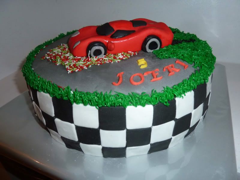 http://i73.photobucket.com/albums/i205/Diormanolo/cakes/FerrariCake.jpg