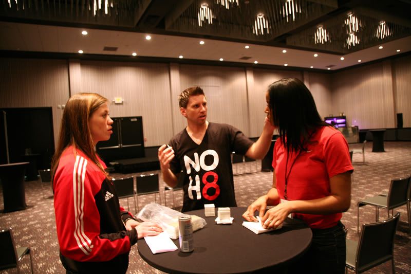 Jeff Parshley tells volunteers how to apply noh8 temporary tattoo