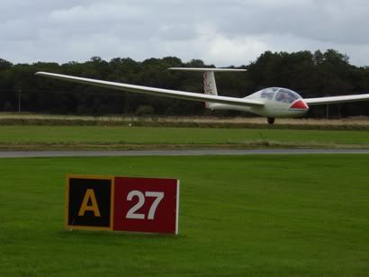Glider landing on Shobdon 27 grass