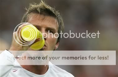 http://i73.photobucket.com/albums/i214/maroongirl_2006/david%20beckham/capt-15.jpg