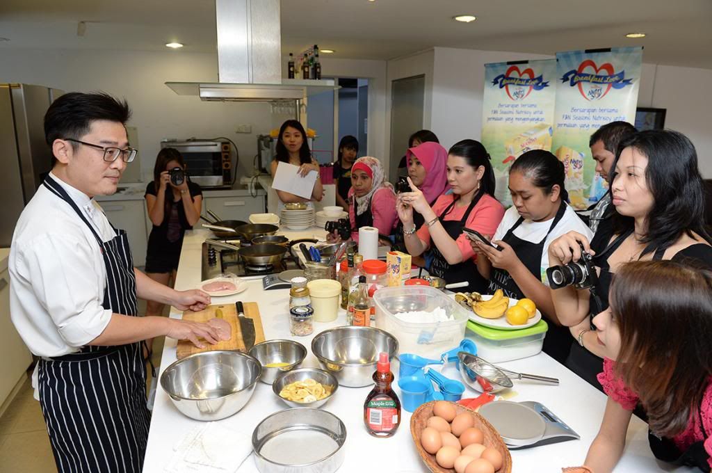  photo 1ChefKennethKamispreparingthechickenbreastforahealthygrilledchickenwrapwithvegetables_zps00b5ffdd.jpg